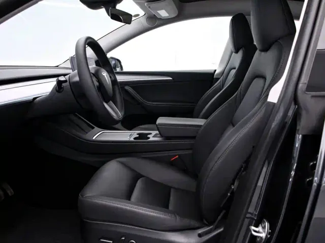 Tesla Model Y — Фото автомобиля 12