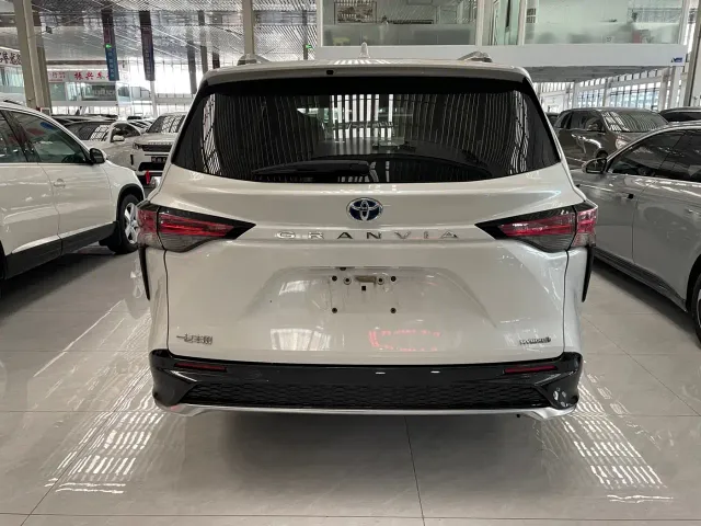 Toyota Granvia — Фото автомобиля 13