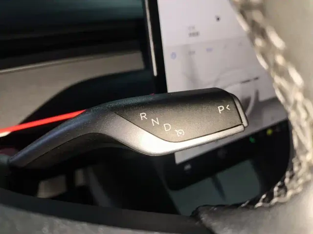 Tesla Model Y — Фото автомобиля 13