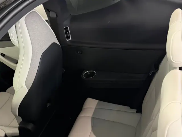 Tesla Model Y L — Фото автомобиля 10