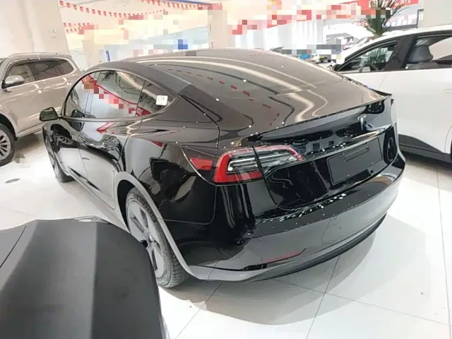 Tesla Model 3 — Фото автомобиля 4
