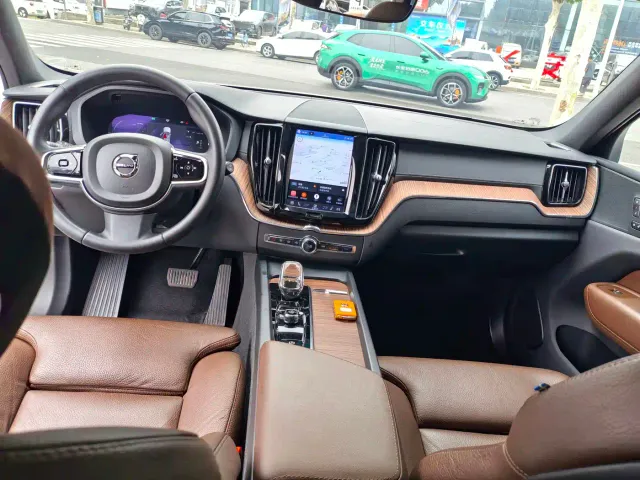 Volvo XC60 — Фото автомобиля 6