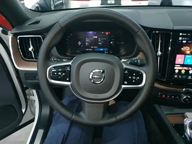 Volvo XC60 — Фото автомобиля 10