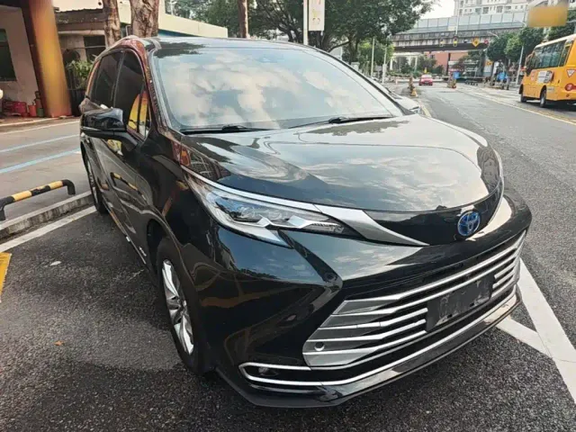 Toyota Sienna — Фото автомобиля 3