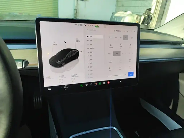 Tesla Model 3 — Фото автомобиля 12