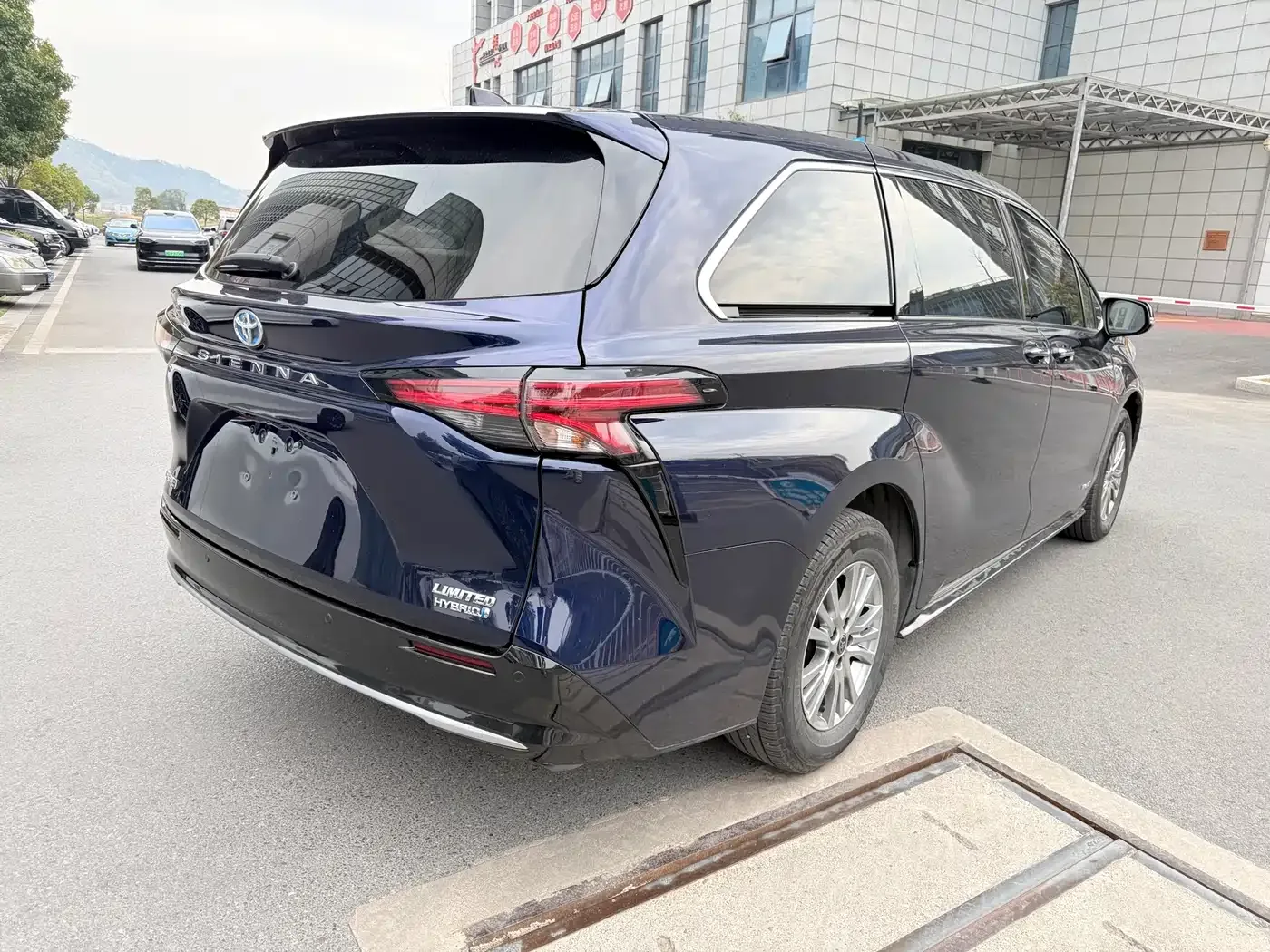 Toyota Toyota Sienna 2021 2.5L Hybrid Premium Edition — Фото автомобиля 3