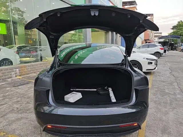 Tesla Model 3 — Фото автомобиля 18
