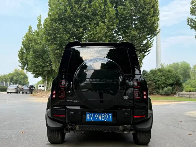Land Rover Defender — Фото автомобиля 8