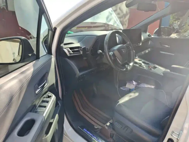 Toyota Sienna — Фото автомобиля 13