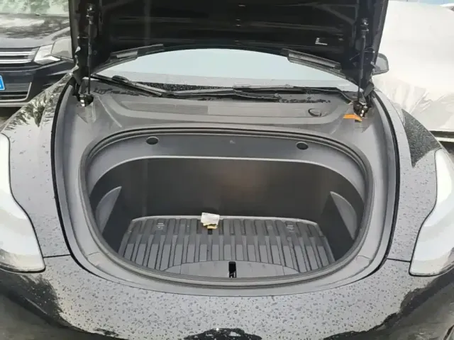 Tesla Model 3 — Фото автомобиля 15