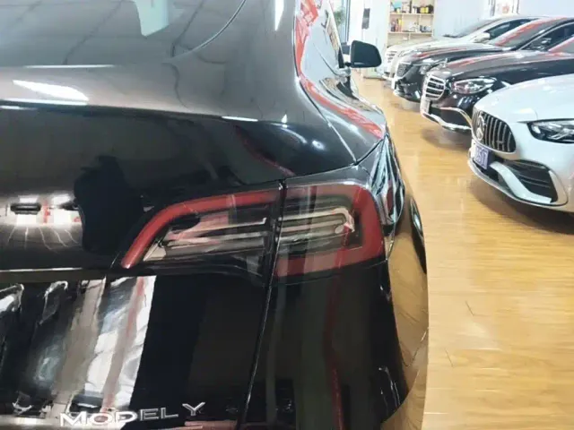 Tesla Model Y — Фото автомобиля 7