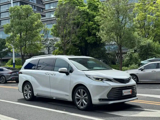Toyota Sienna — Фото автомобиля 3