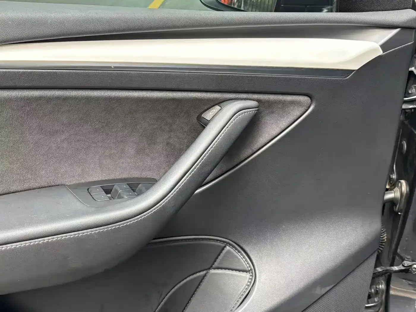 Tesla Model Y 2024 Rear-Wheel Drive Version — Фото автомобиля 8