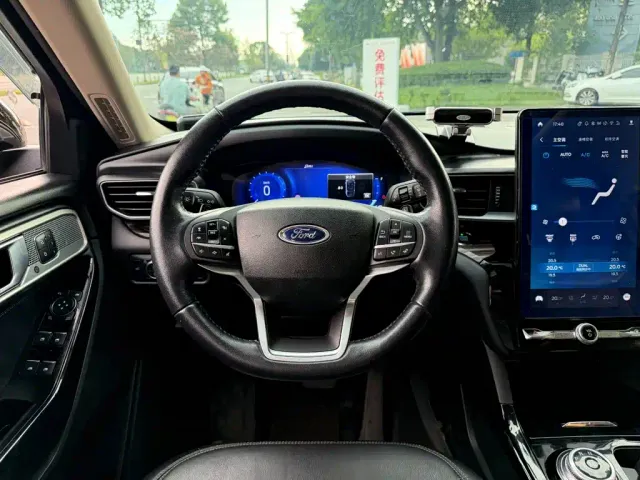 Ford Explorer — Фото автомобиля 14