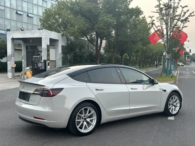 Tesla Model 3 — Фото автомобиля 3