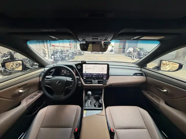 Lexus ES — Фото автомобиля 16