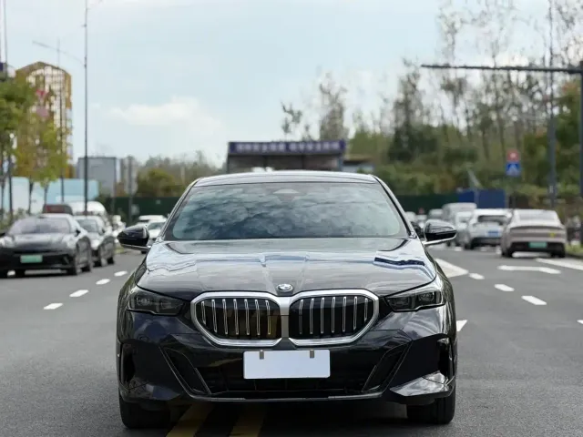 BMW 5 Series — Фото автомобиля 2