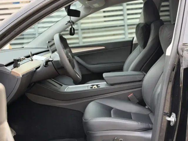 Tesla Model Y — Фото автомобиля 11