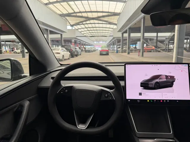 Tesla Model Y — Фото автомобиля 9