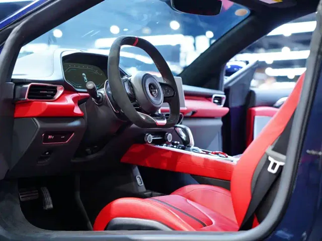 Lotus Emira — Фото автомобиля 14