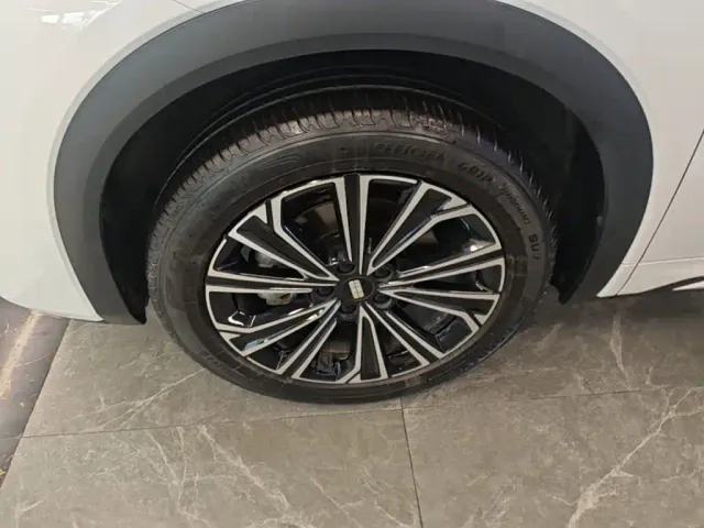 Geely Galaxy Starship 7 EM-i — Фото автомобиля 22