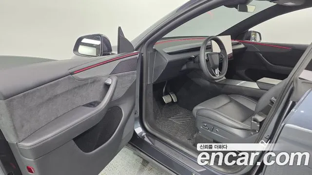 Tesla Model Y — Фото автомобиля 15