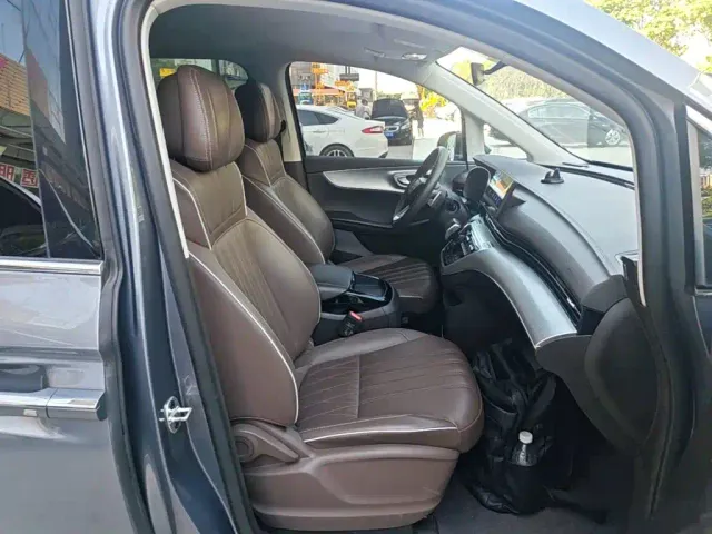 Roewe iMAX8 — Фото автомобиля 24