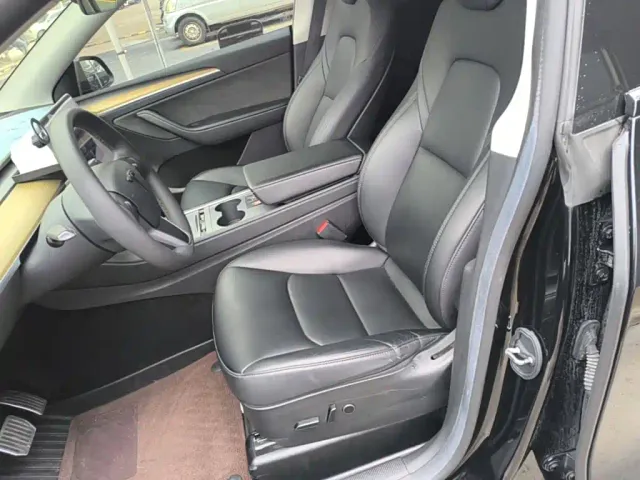 Tesla Model Y — Фото автомобиля 14