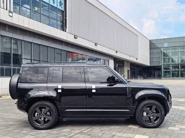 Land Rover Defender — Фото автомобиля 17