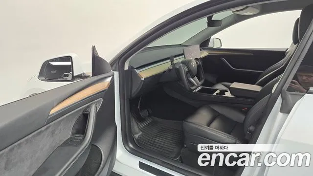 Tesla Model Y — Фото автомобиля 15