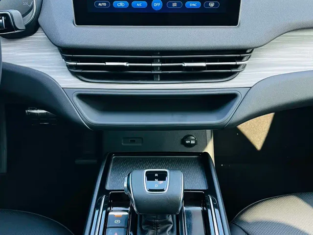 Hongqi E-QM5 — Фото автомобиля 4