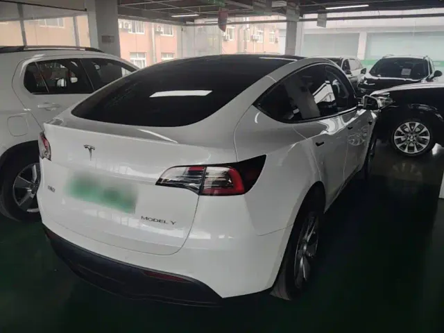 Tesla Model Y — Фото автомобиля 6