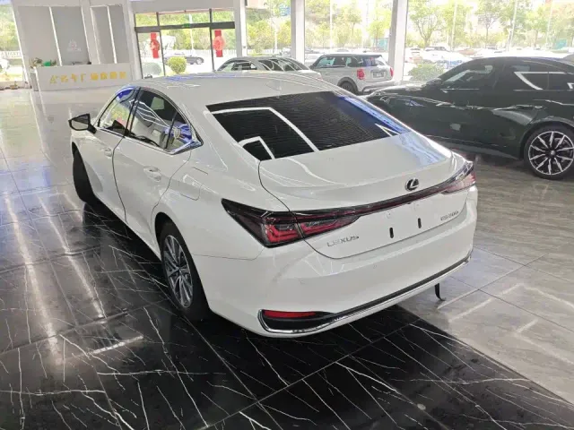 Lexus ES — Фото автомобиля 10