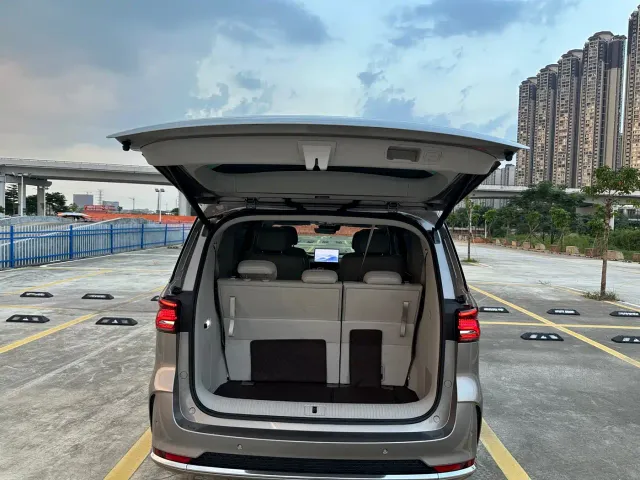Roewe iMAX8 — Фото автомобиля 18