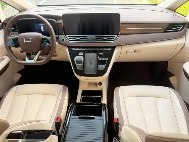 Bestune Besturn M9 — Фото автомобиля 10