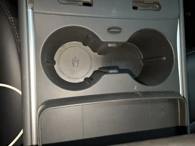 Tesla Model Y — Фото автомобиля 8