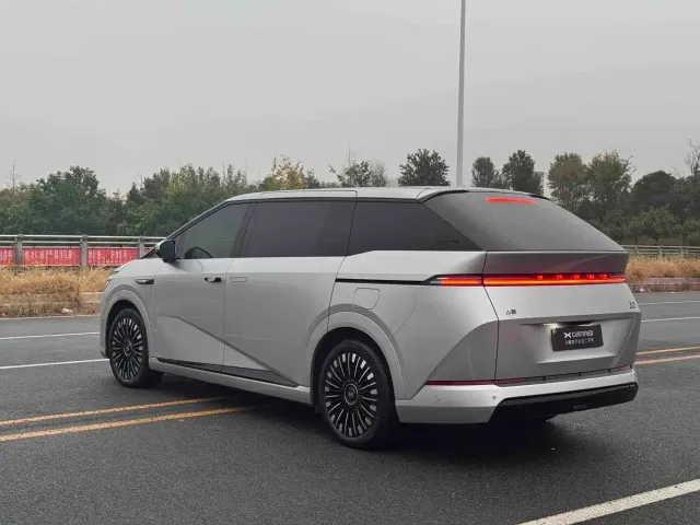 Xpeng X9 — Фото автомобиля 5