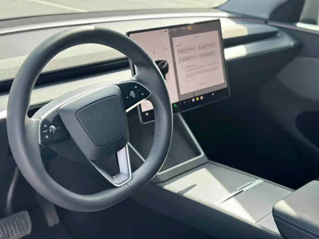 Tesla Model Y — Фото автомобиля 6