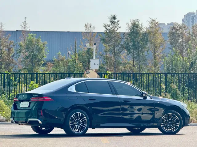 BMW 5 Series — Фото автомобиля 21