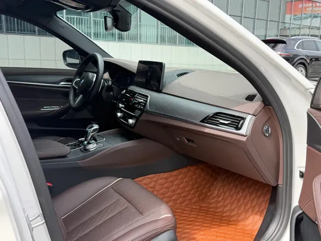 BMW 5 Series — Фото автомобиля 10