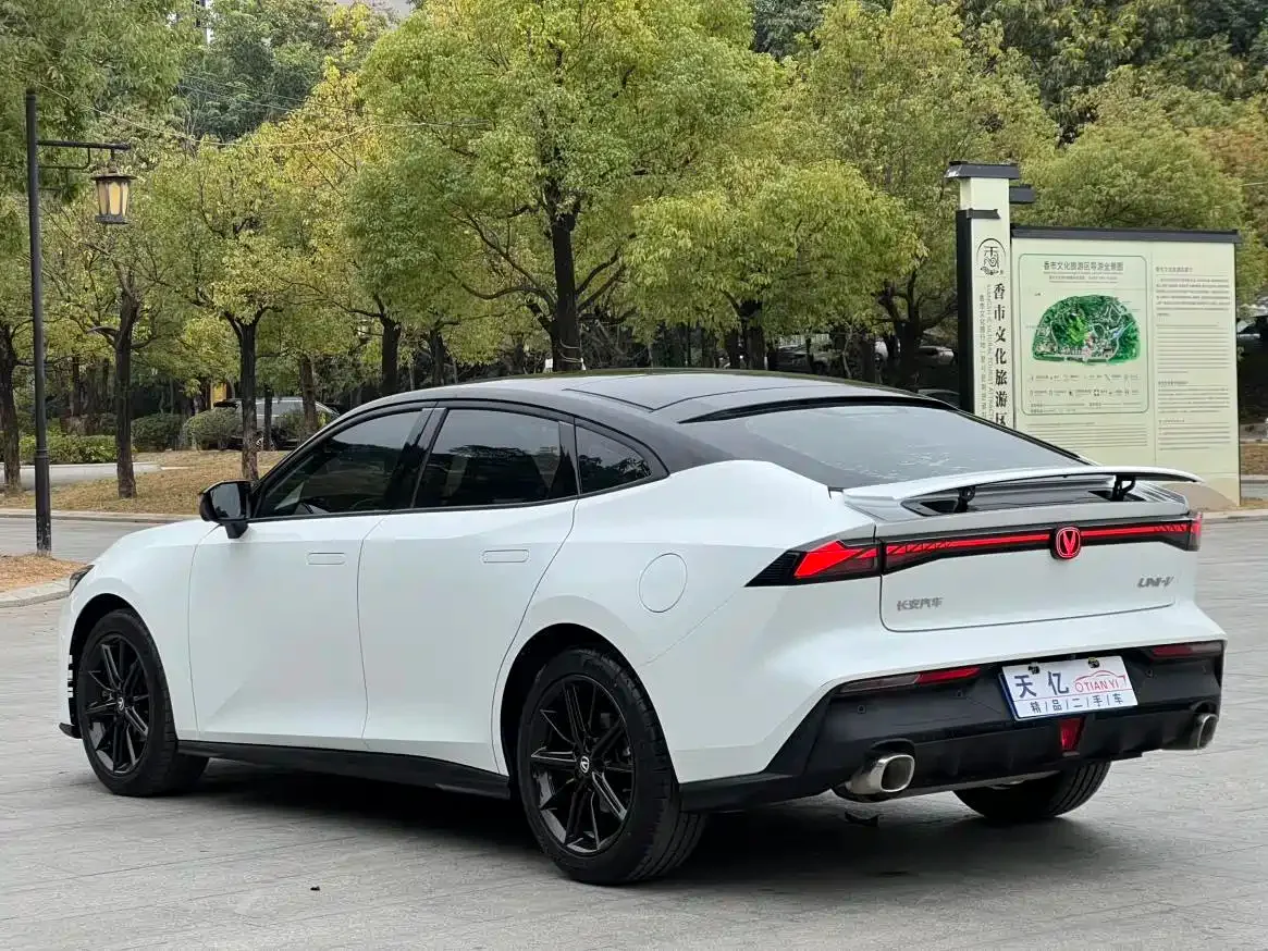 Changan Changan UNI-V 2023 1.5T Luxury Edition — Фото автомобиля 12