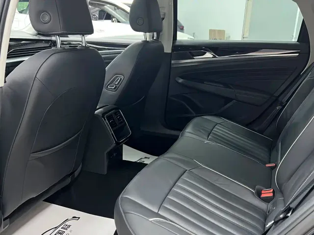Volkswagen Passat — Фото автомобиля 16