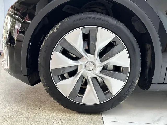 Tesla Model Y — Фото автомобиля 29