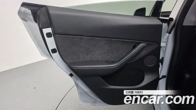 Tesla Model Y — Фото автомобиля 13