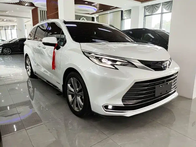 Toyota Sienna — Фото автомобиля 3