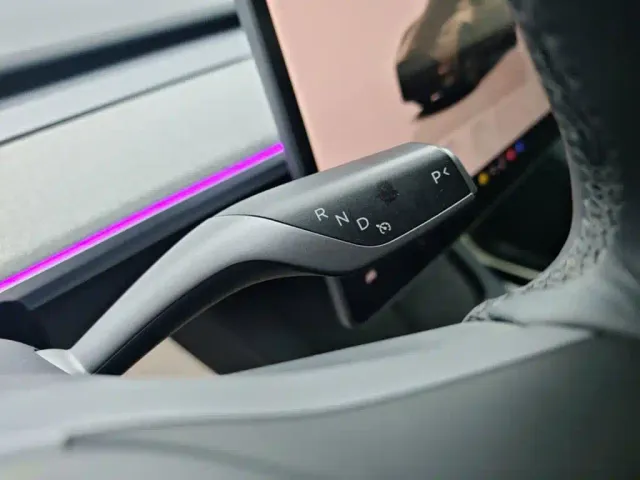 Tesla Model Y — Фото автомобиля 13