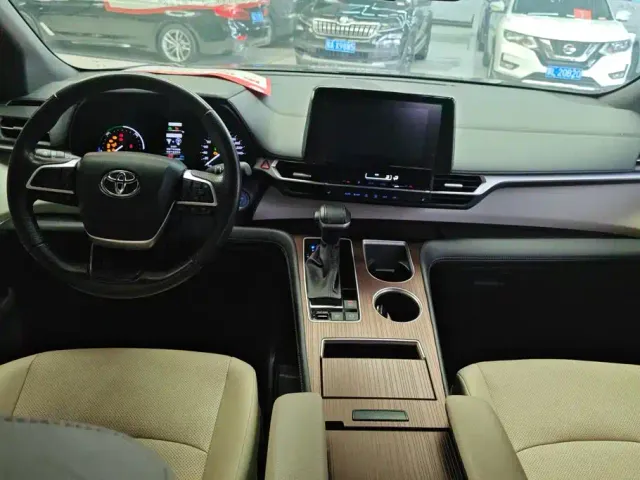 Toyota Sienna — Фото автомобиля 12