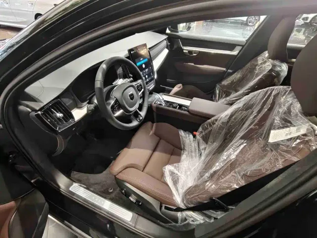 Volvo S90 — Фото автомобиля 4