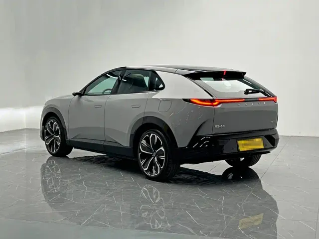 Mazda EZ-60 — Фото автомобиля 4