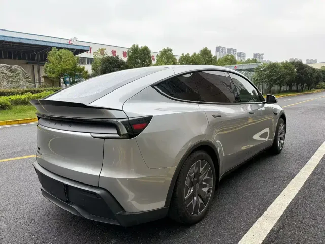 Tesla Model Y L — Фото автомобиля 9